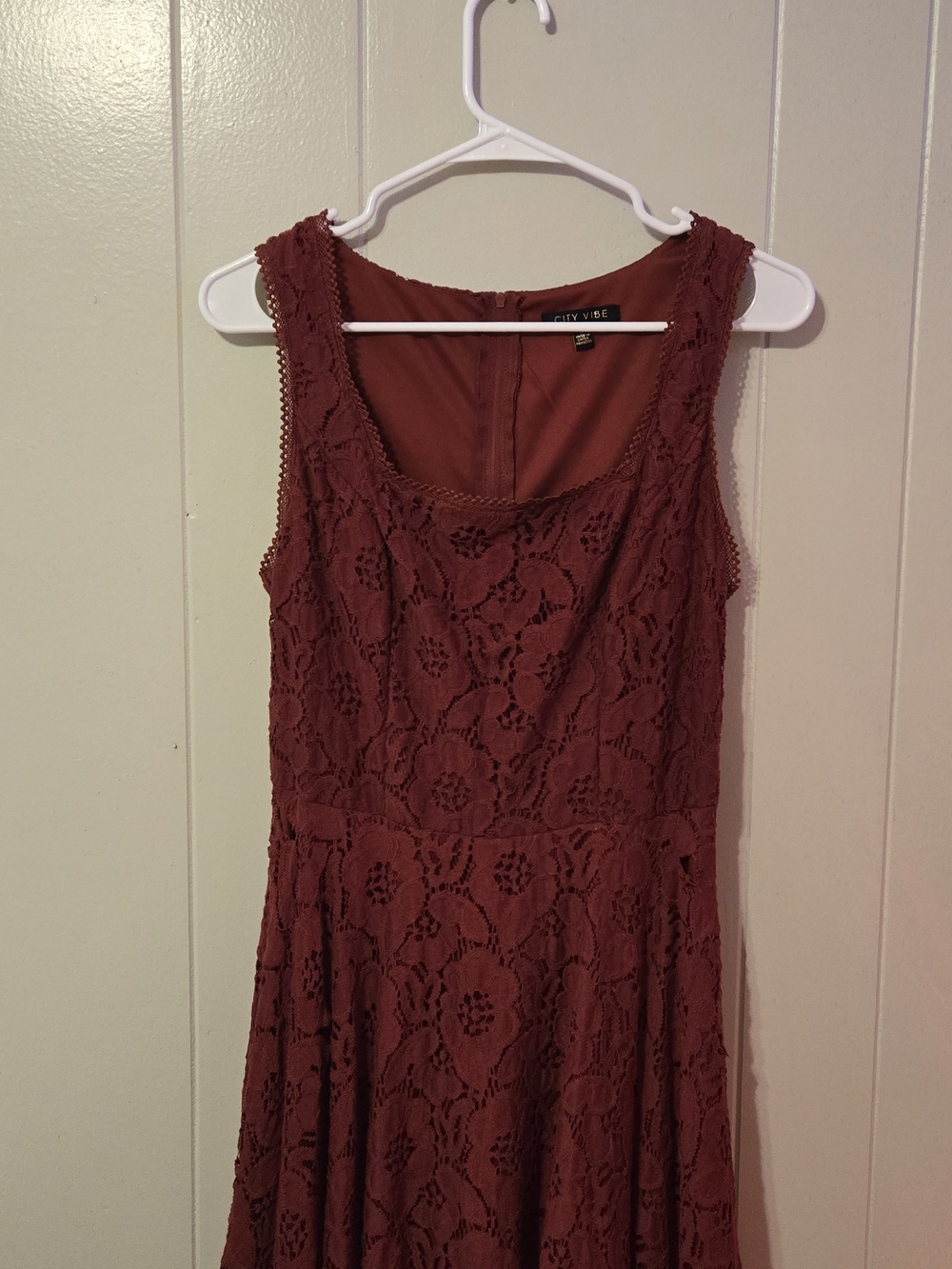 City Vibe Sleeveless Lace Midi Dress in Mauve